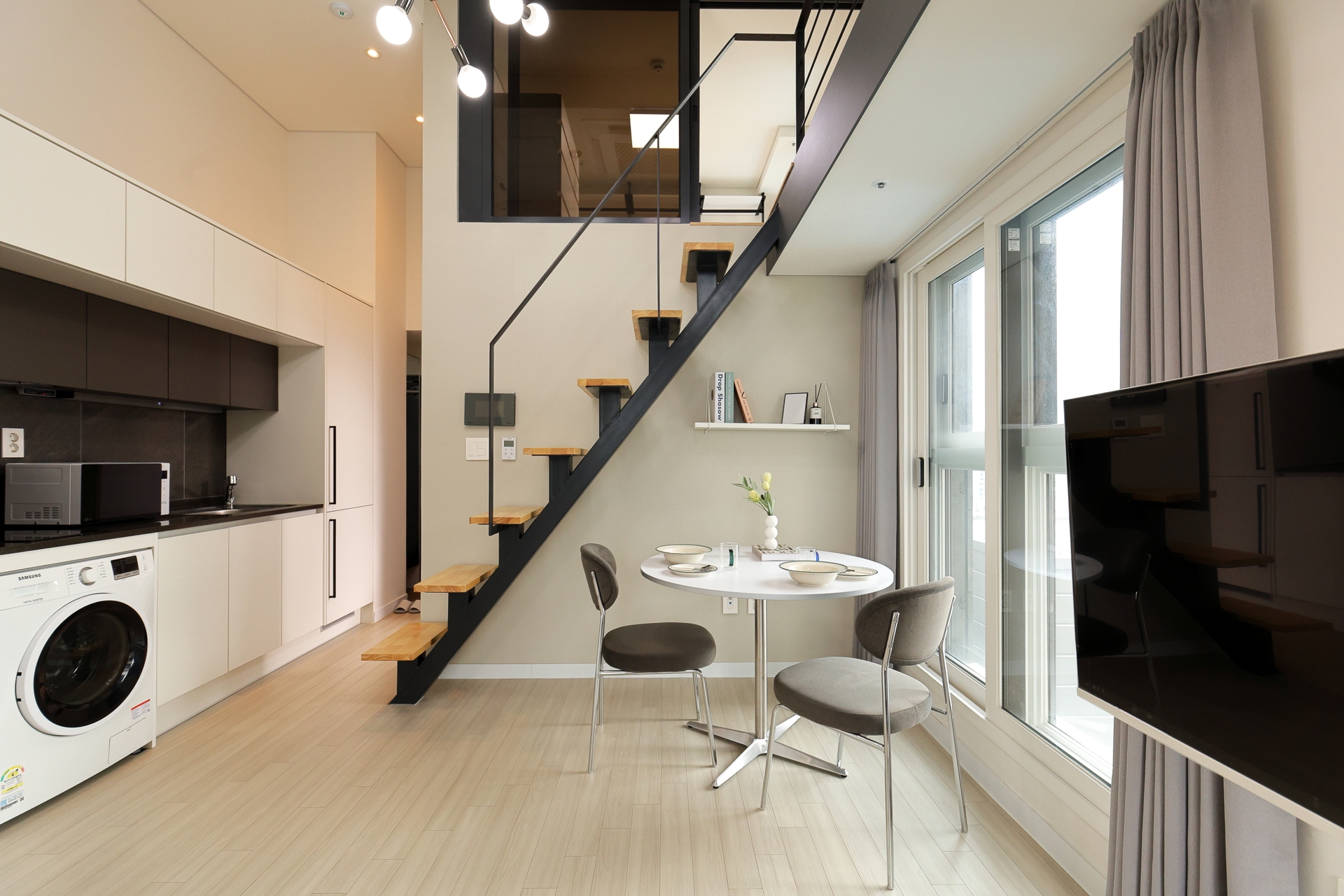 Doksan Station, 3-min walk. Spacious living, even for two._banner_5